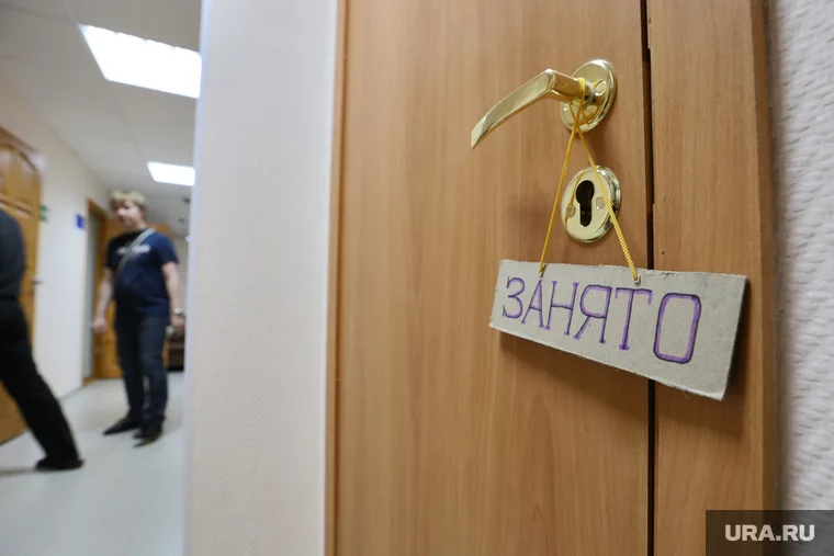 Мэры, как правило, не желают расставаться с занимаемым кабинетом
Фото: Александр Мамаев © URA.RU