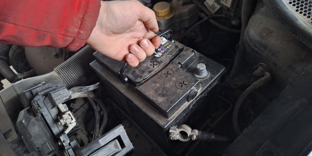 Почему нельзя снимать АКБ с автомобиля и заносить в тепло, если долго не ездишь? Этого не знает большинство водителей