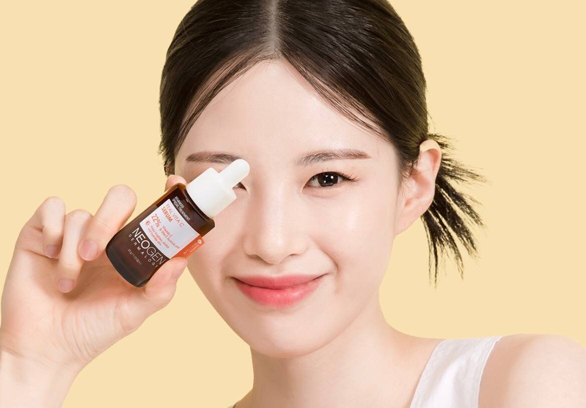 Модель представляет косметику Neogen