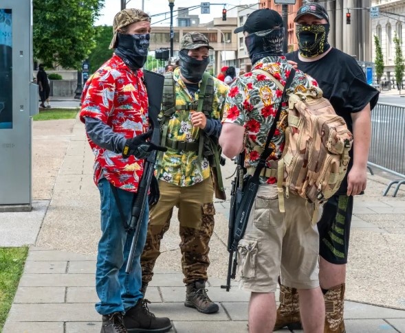 Люди  в "гавайских рубашках" 