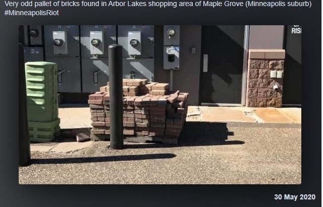 Cообщение о подносе с кирпичами поместил житель пригорода в соц. сетях