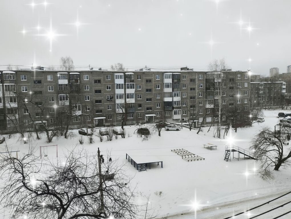 Вид из окна во двор. Будто чёрно-белое фото. А оно цветное!