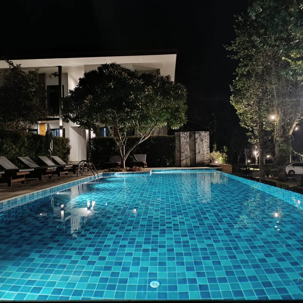  На месте, в отеле, стоимость дешевле - 1400 бат за ночь. Мы продлили бронирование еще на 3 ночи, хотели остаться  до конца поездки, но далее доступных свободных номеров не было. Отель нормальный,  с хорошим чистым бассейном, который был всегда холодным,  так как весь день находится в тени горы.