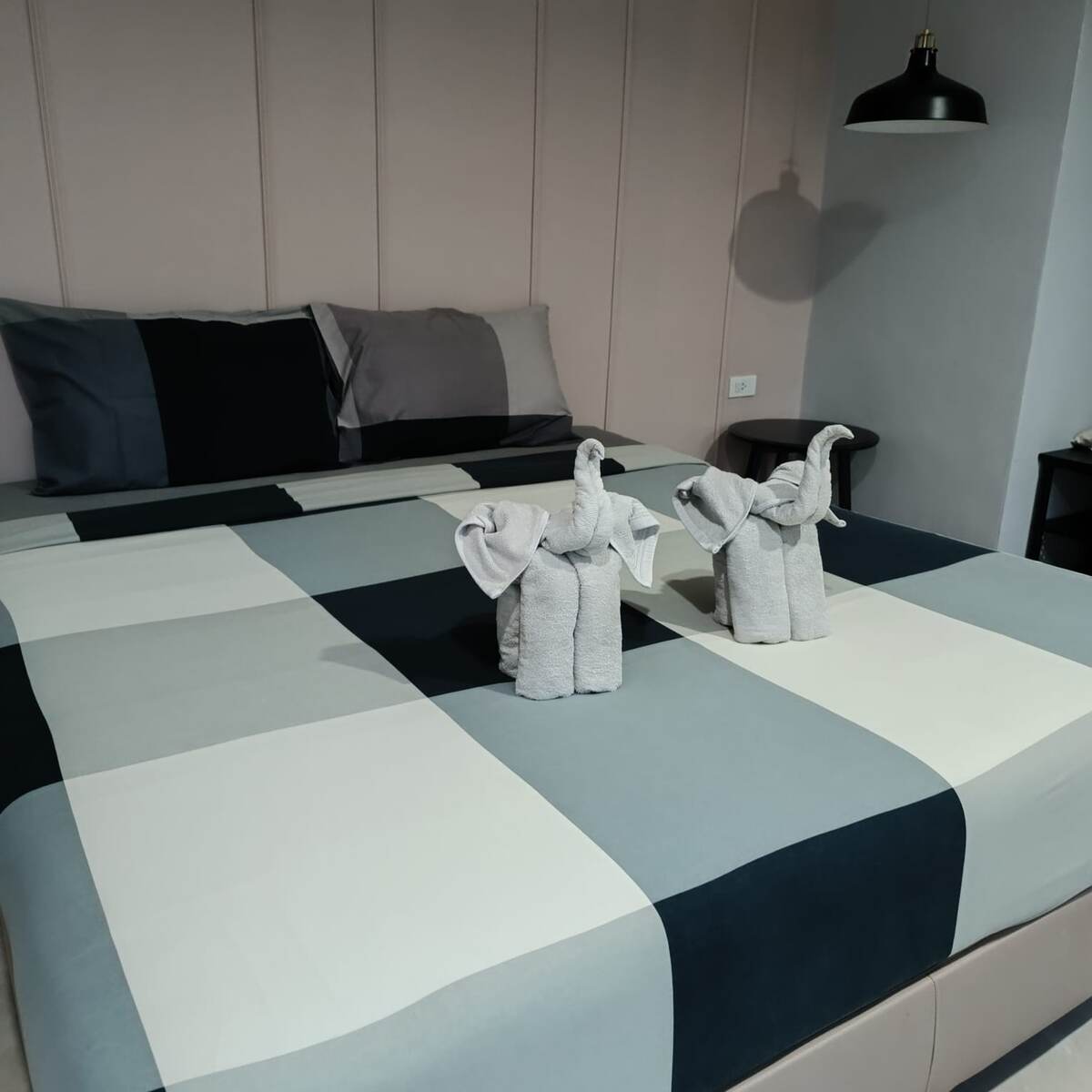 Номера небольшие, но уютные. Отель нам понравился,чистый и приятный, обустроен в соответствии с современными тенденциями Nature, экодизайн, хороший завтрак , шведский стол. До главного пляжа White Sent Beach от отеля несколько раз в день бесплатный трансфер ( сонгтео).  Когда съездили на White Sent Beach, главный тусовочный пляж, неподалёку, то  он не понравился нам для проживания, слишком многолюдно, суетно.