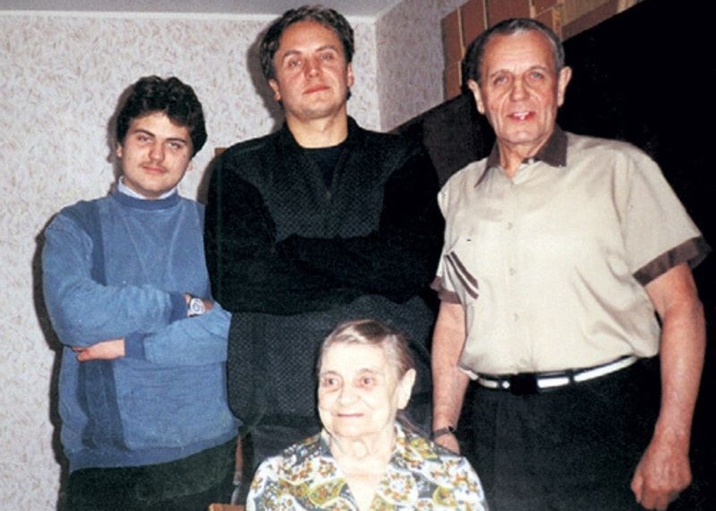 Андрей Соколов с родителями и братом