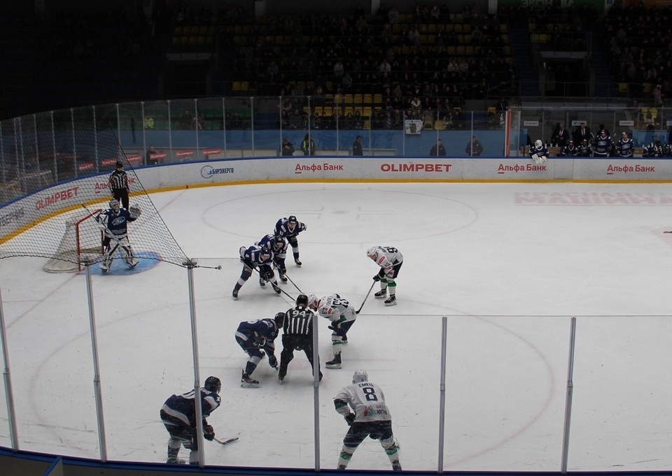    Задача "Бурана" - набрать в четырех матчах шесть очков. Алексей СЕРГУНИН