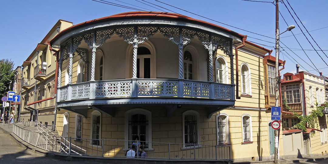 Хогвартс, Сименс, Окуджава. Что мы нашли на одной из самых красивых улиц Тбилиси?