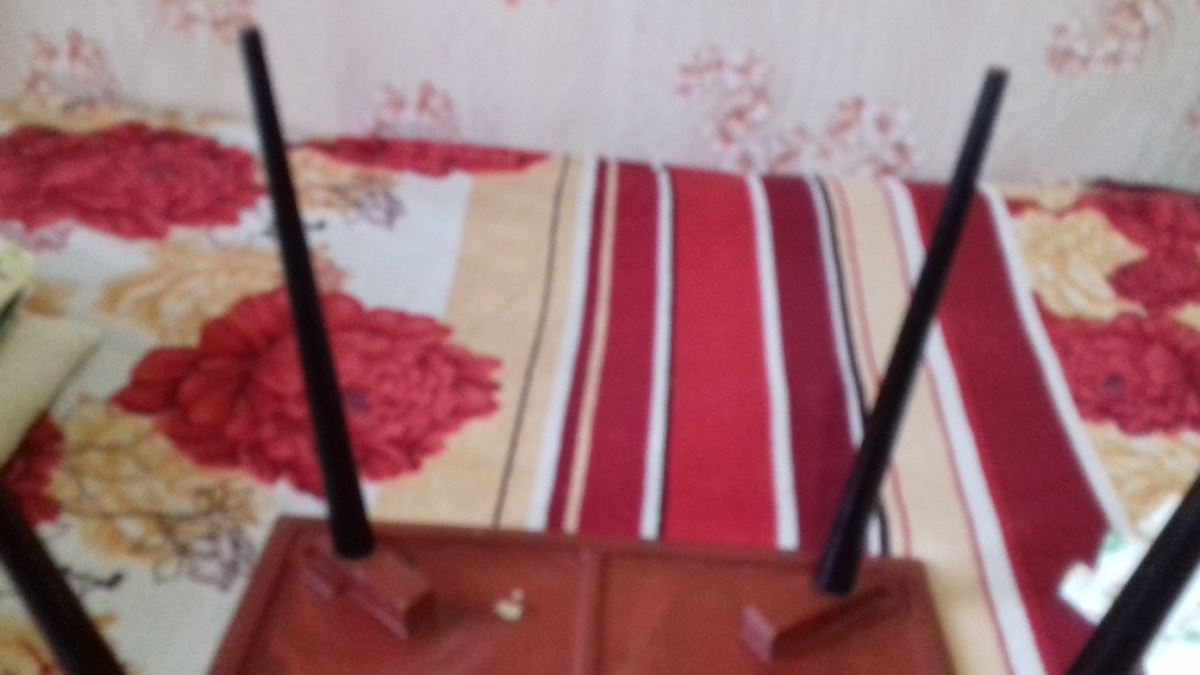 перевернутый  журнальный столик на диване.