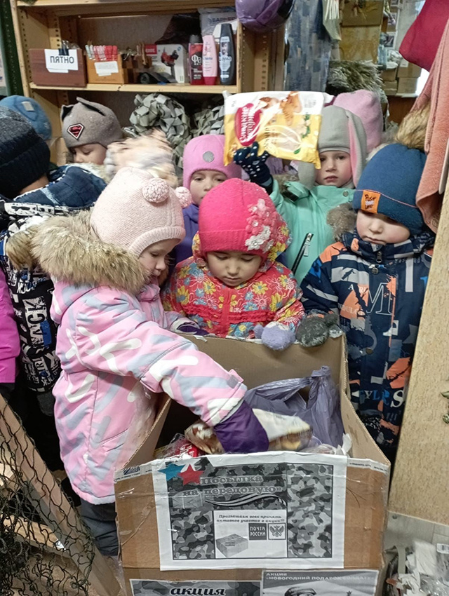 Посылку к Новому году собрали детки из Дмитровой Горы для тверских бойцов на СВО