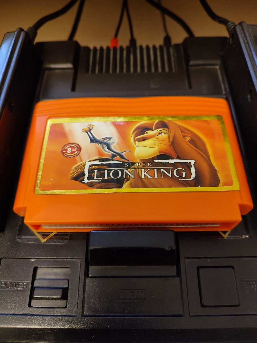 Фото сделаны мной. На фото игра "The Lion King Super". Оригинал игры "The Lion King" был разработан Westwood Studios, Inc. Disney Software, East Point Software и издан Virgin Interactive Entertainment, Бука в 1994,.г. для приставки Sega Mega Drive, Genesis, SNES, NES, Game Boy, MS-DOS, Amiga, Game Gear, Sega Master System. Геймдизайнер Сет Мендельсон. Фото демонстрирует начальную заставку игры, а так же общий визуальный фон игры. Подробнее об этом рассказано в статье. Все материалы принадлежат правообладателям и размещены исключительно в информационных целях.