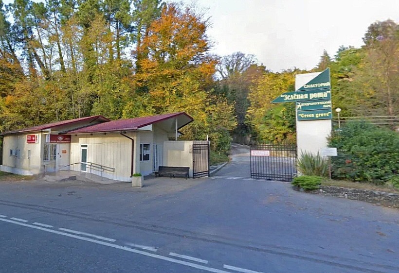 Въезд на территорию санатория Зеленая роща свободный через открытый шлагбаум 