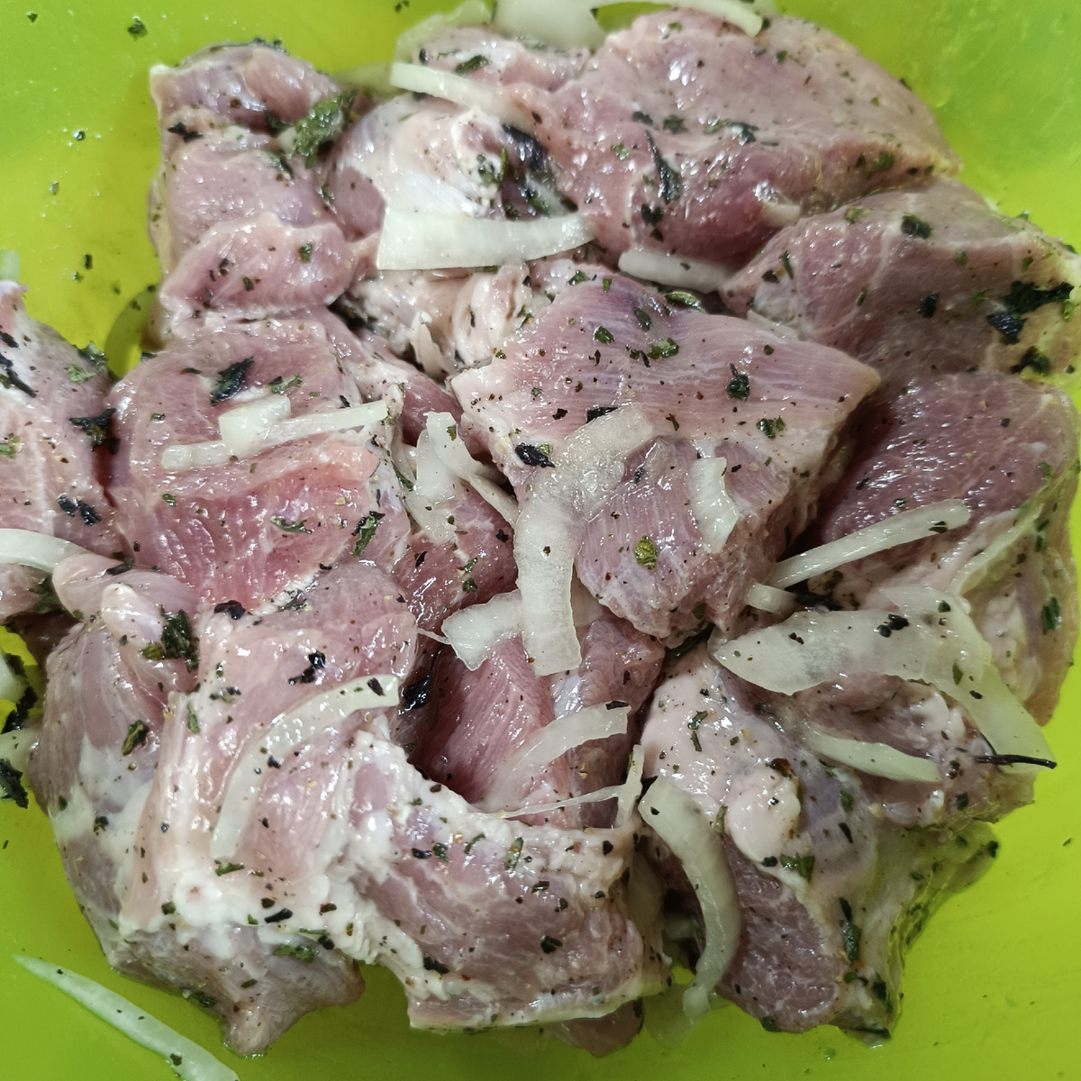 Мясо, лук, соль, перец, сушёный домашний базилик. 