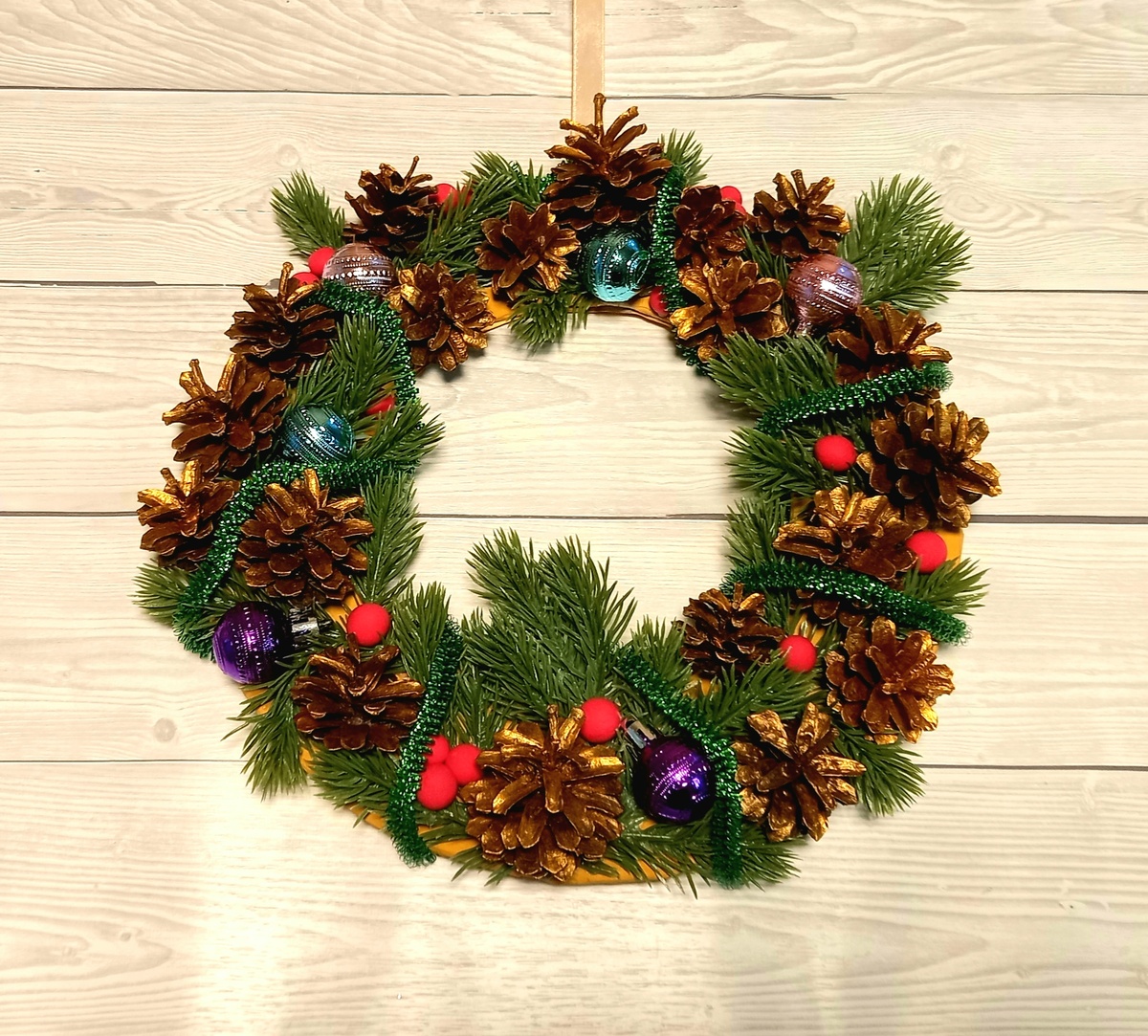 Новогодний венок из шишек и картона