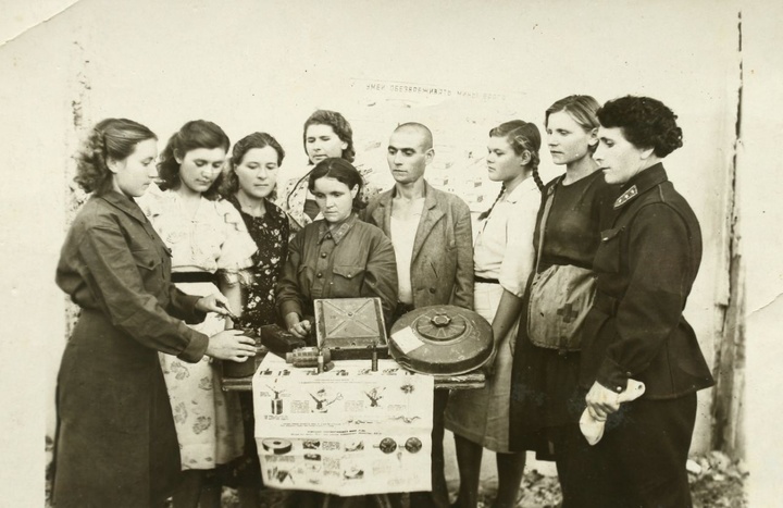 Инструктаж по разминированию - справа первая Анастасия Комиссаренко.