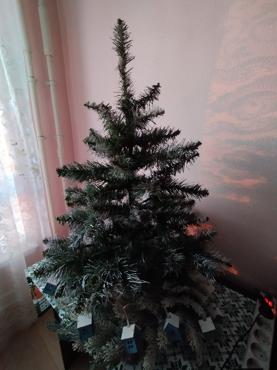 В место игрушек гирлянда из домиков🤦‍♀️