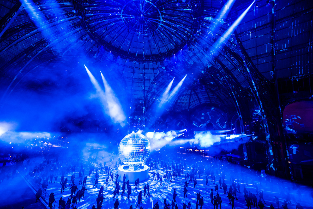 Так каток должен выглядеть вечером. Фото с официального сайта https://legrandpalaisdesglaces.fr/en/
