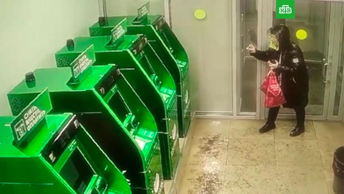    Момент подрыва петербургского отделения «Сбера» попал на видео