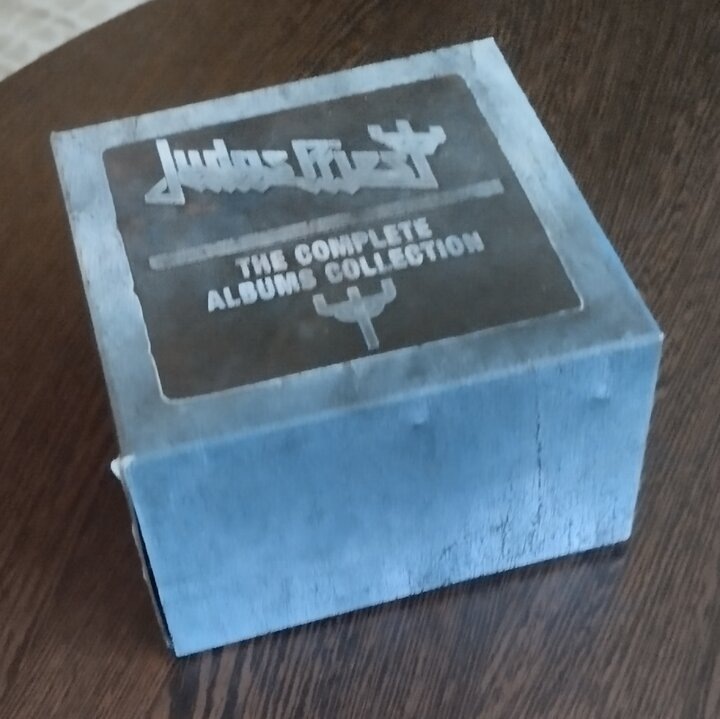 Скорее всего это издание было выпущено в Китае, хотя на дисках имеется надпись, что компакт-диски выпущены в США. Впрочем качество записи на них превосходное. 