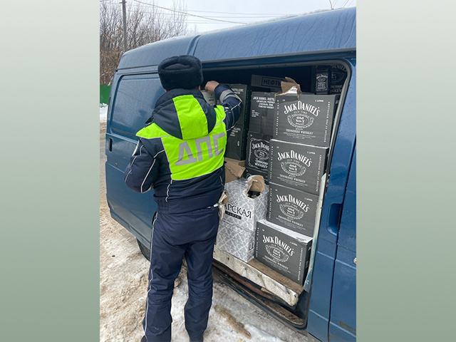 Повезло! В Тверской области сотрудники ГАИ остановили «ГАЗель» с «элитным» алкоголем