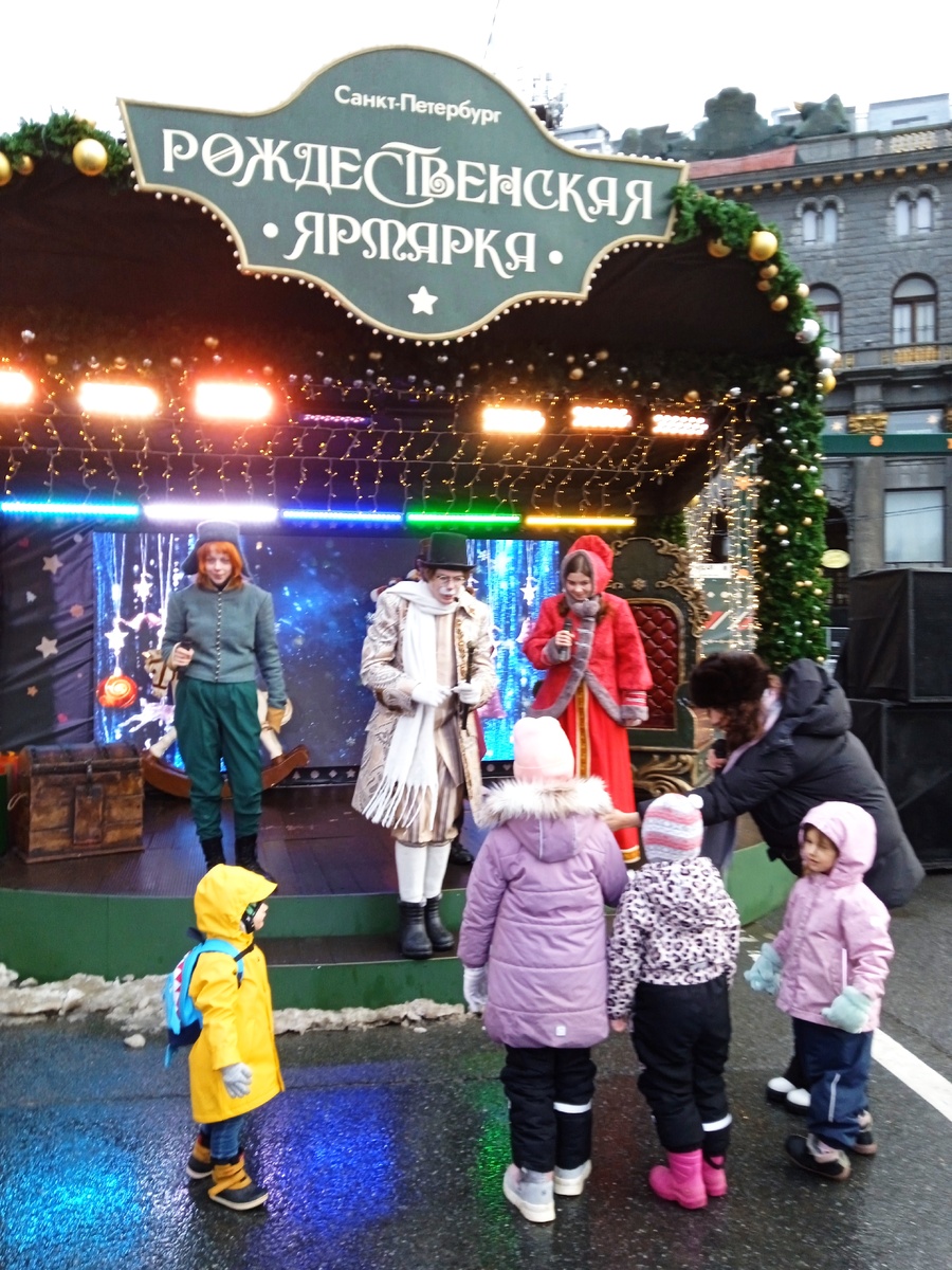 Волшебные персонажи, разговаривающие с детьми - это, похоже, питерские коты. Разумеется, волшебные