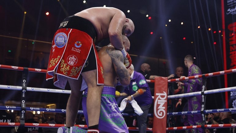    Тайсон Фьюри и Александр Усик после боя-реванша 22 декабря. Reuters