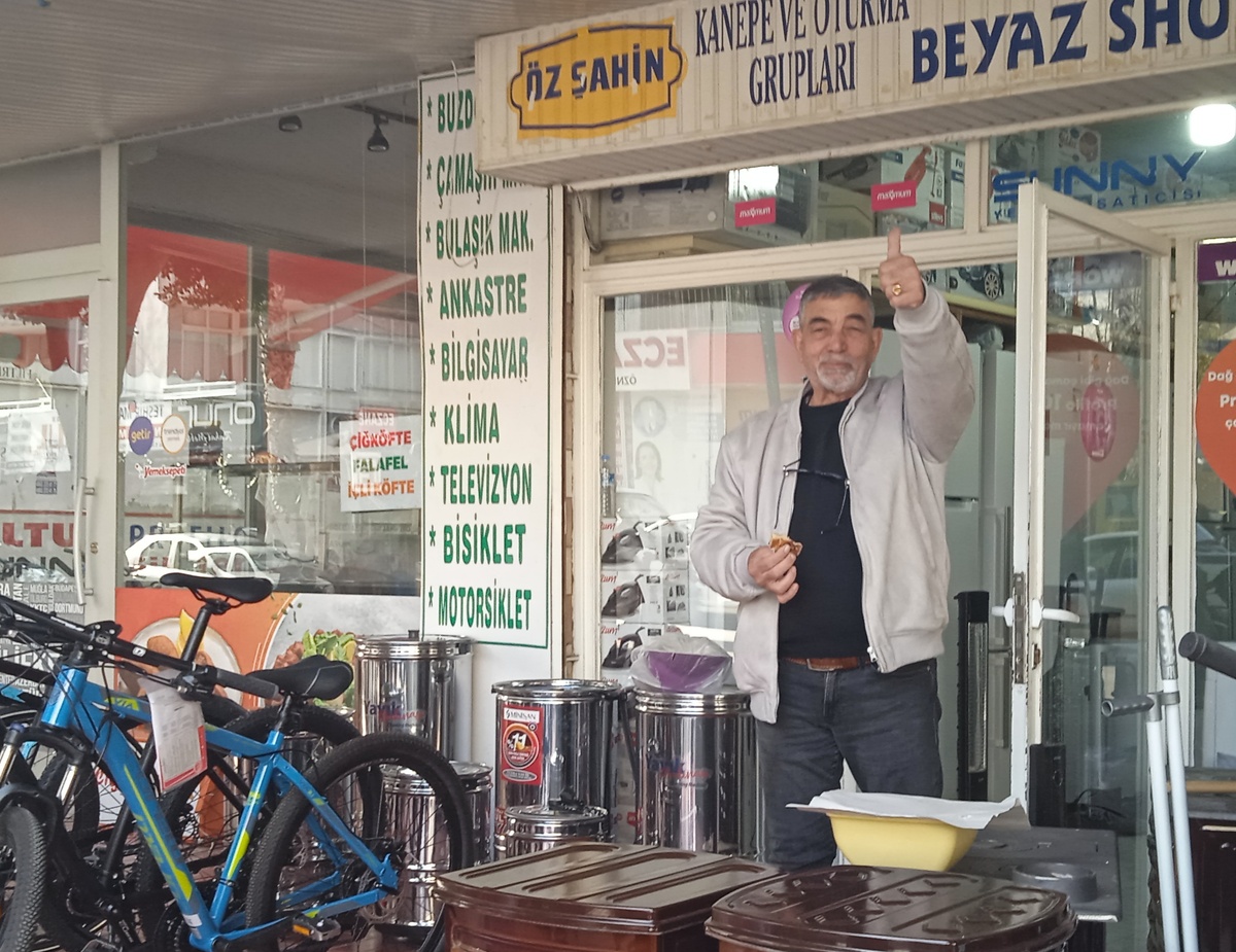 Радушный хозяин магазина с велосипедами