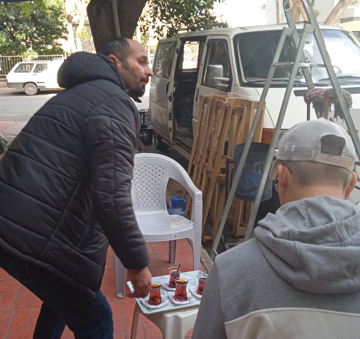 Чай в Турции можно пить везде. Егор спиной к нам