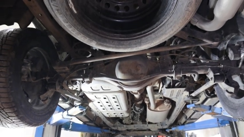 Перед пытками вознесем Haval H5 на подъемнике и посмотрим на него снизу.