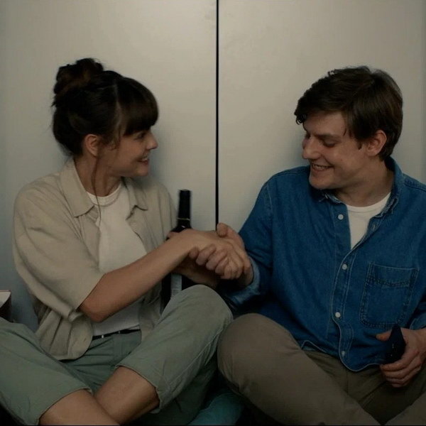     Ангелина Стречина и Павел Табаков пытаются с пользой провести время в лифте в трейлере «По любви»