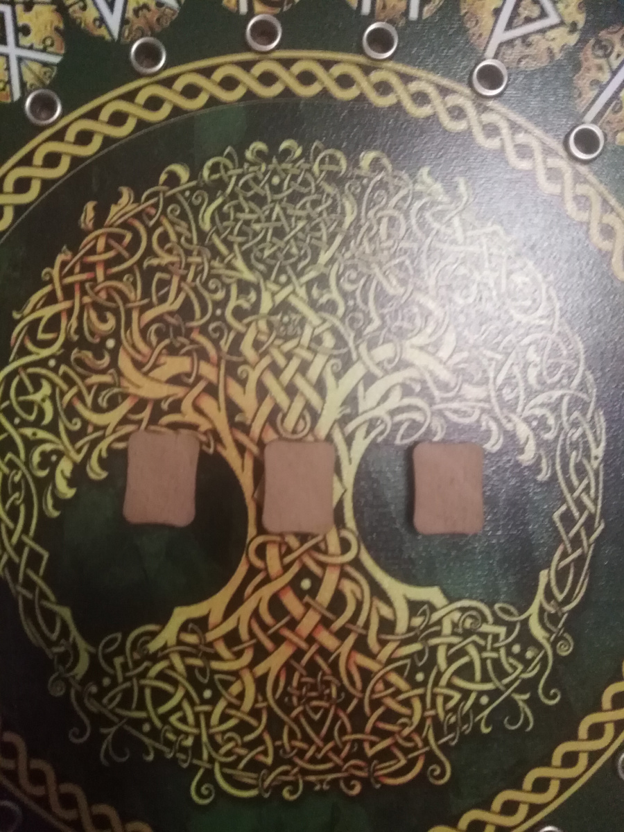 Фото 1. Выберите одну из трех рун. Фото канала Таро Портал.