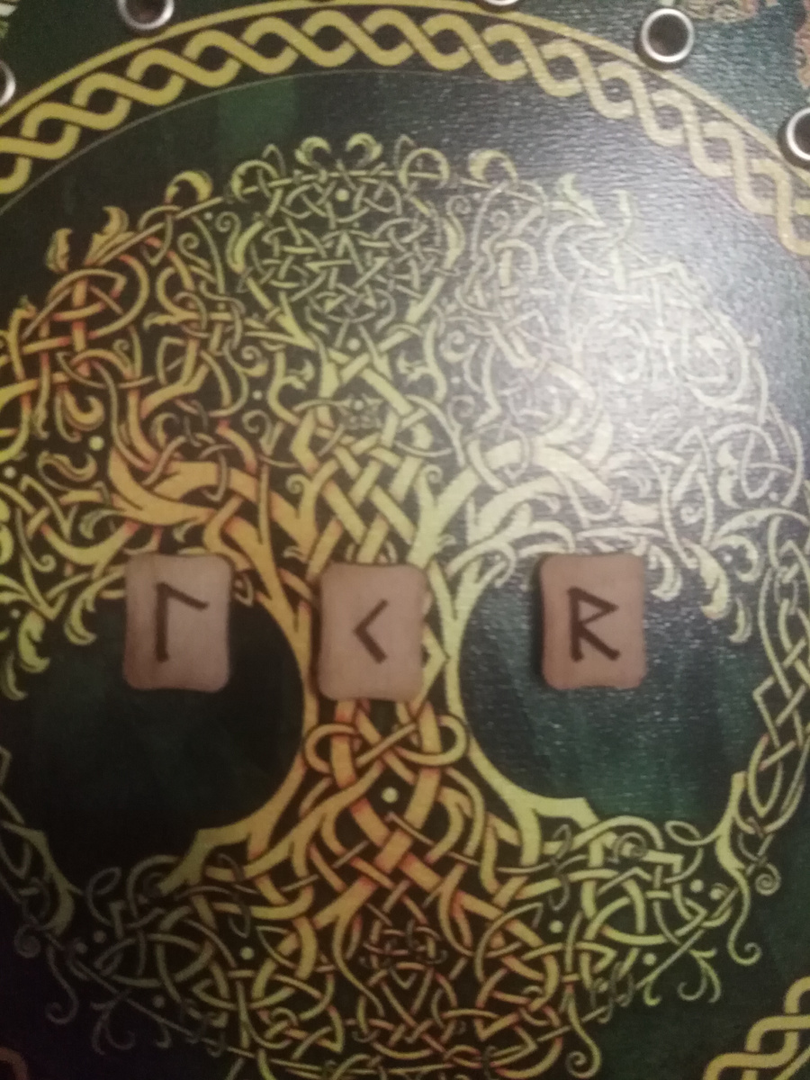 Фото 2. Найдите загаданную вами руну. Фото канала Таро Портал.