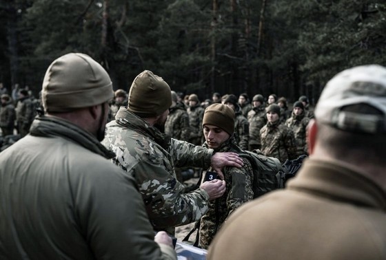    Военнослужащие вооруженных сил Украины в зоне боевых действий