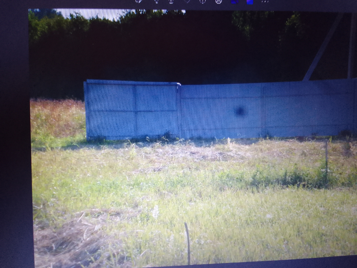 Забор обшивали частями, начиная от леса.