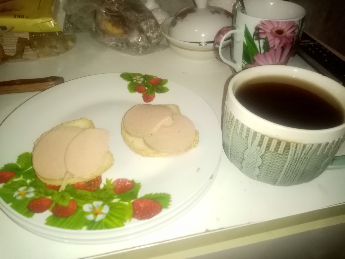 Чай с бутербродами