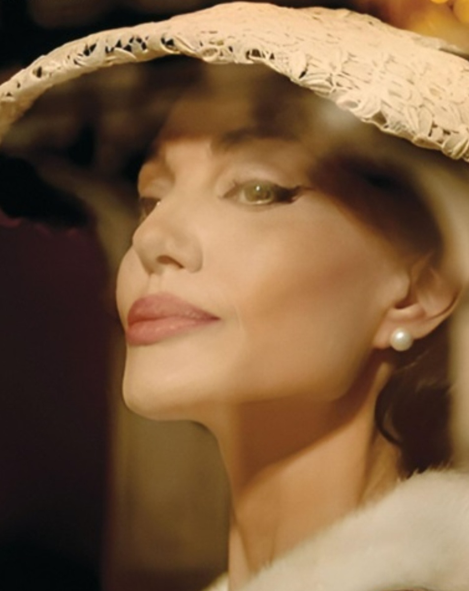 Джоли в роли Каллас на постере к фильму.