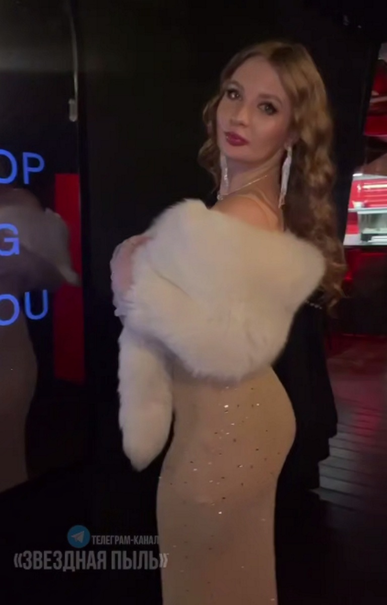 Мелисса Фокс в платье с блестками и с искуственным мехом. Фото: соцсети