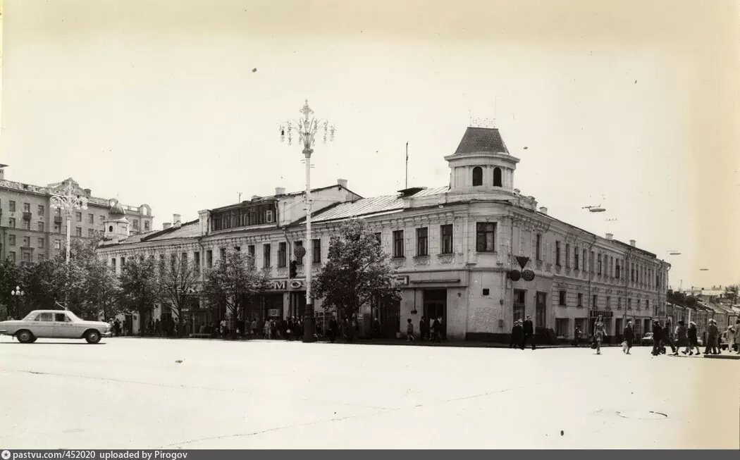 Пушкинская площадь. За деревьями виднеется кафе "Молочная". 1973-1976 г. Источник:Из коллекции Андрея Кондрашова.