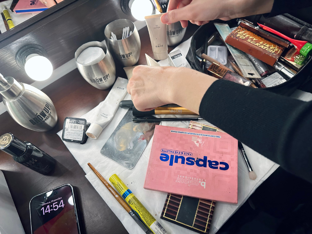 Правда, в этом году я тоже сделала макияж в салоне. Мои возможности и содержимое косметички не сравнятся с профессионалами.