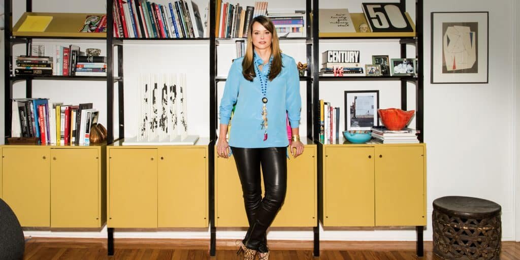 Бронфман в своей студии в Нью-Йорке, разработанной Эми Лау в ожерелье Slave to Love Symbol Tree.