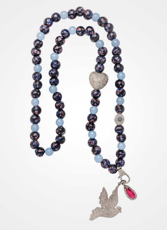 Бывшая спортсменка Кларисса Бронфман не проявляла страсть к дизайну ювелирных изделий до недавнего времени. Теперь в ее коллекции есть такие изделия, как это  африканское ожерелье из бисера с кулоном в виде птицы . 