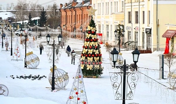 Где-то на просторах моего города. Предновогодний Арбат. Фотография автора, декабрь 2024 года. 