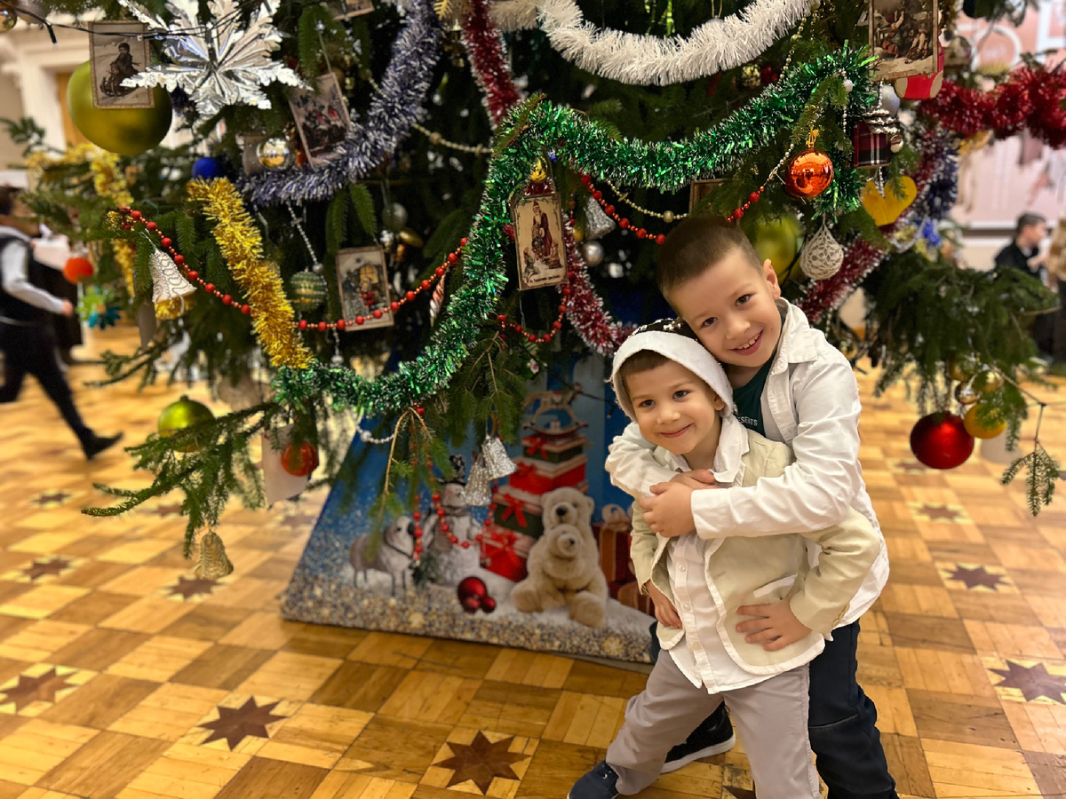 Новый Московский Драматический Театр на Севере Москвы. Елка в центре зала стоит огромная и живая! Игрушки просто обалденные, как в детстве
