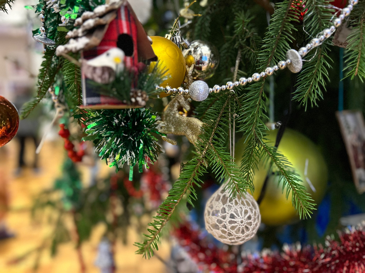 Фото автора. Елка в Новом Московском Драматическом Театре. Влюбилась в эти шары в вязанном мешочке. Я нашл несколько таких на елке