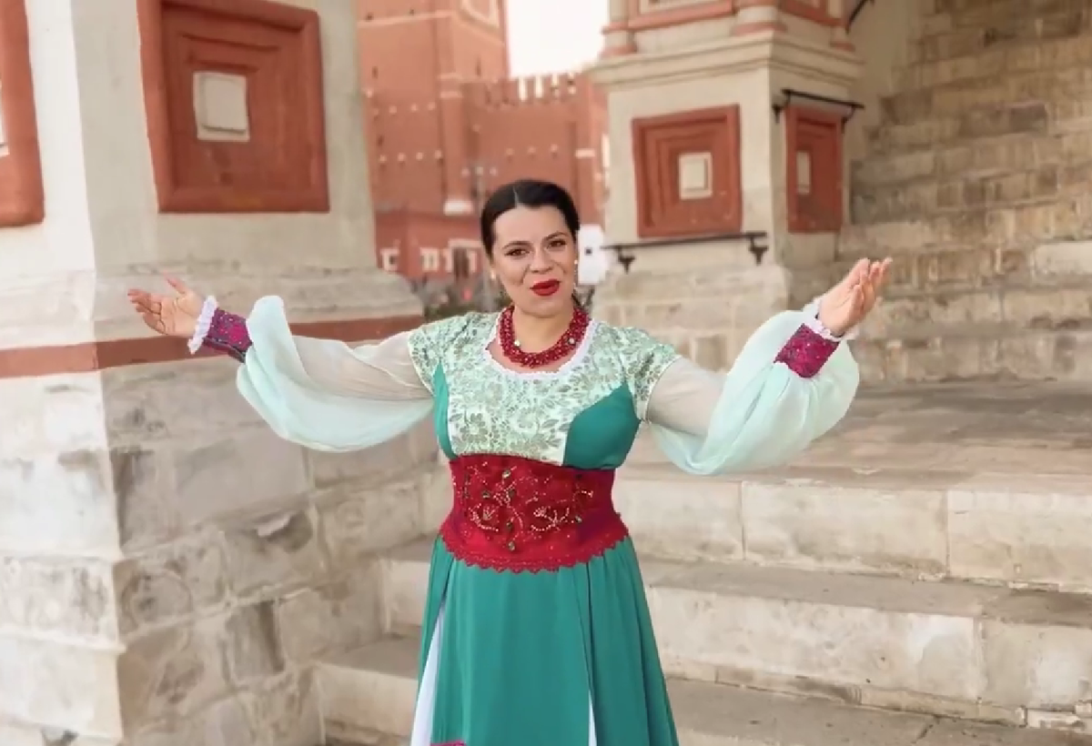 Софья Онопченко. Кадр из клипа "Россия-Росушка".