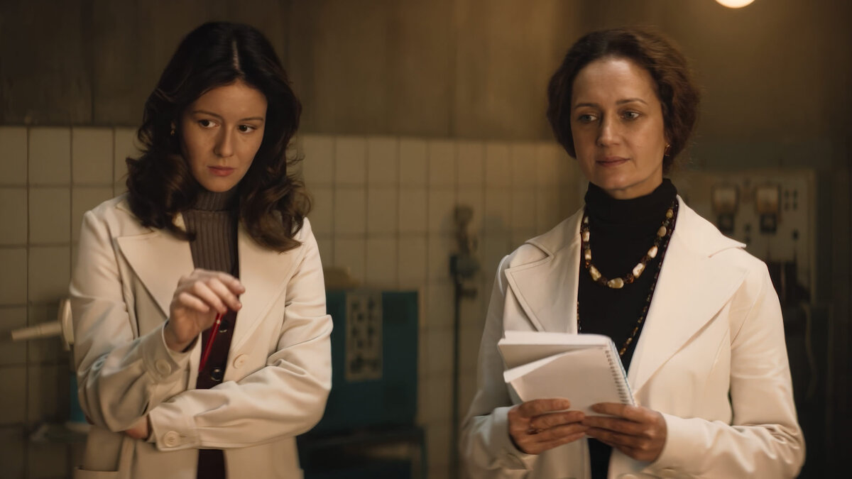 Ирина Старшенбаум и Виктория Исакова. Кадр из сериала "13 клиническая. Начало".