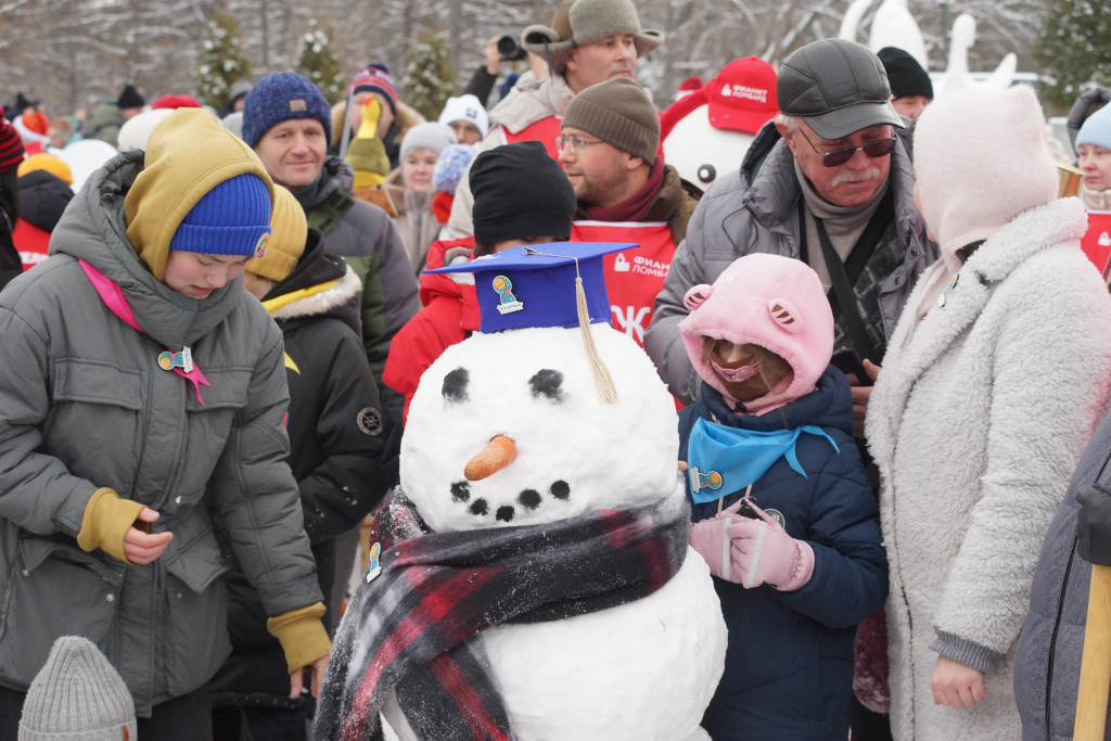 Благодаря акции «Снеговики-добряки» подарки получили более 600 детей, которые страдают тяжелыми заболеваниями. Общественный деятель Ирина Текслер призналась, что ради помощи детям многие решили отказаться от новогодних банкетов. Пойти на такой шаг может каждый, ведь чувство сострадания намного важнее желания потратить деньги на празднества.   
 
 «Понимаю, что нам надо расти, благодарю всю команду «Снеговиков-добряков». Это большой труд, но и интересный. Благодарю родителей, которые вовлекают в эту акцию своих детей, участвуют школы, спортивные команды, детские сады. Многие отказываются от корпоративов в пользу этих замечательных наших новых традиций», — отметила Ирина Текслер.📷
