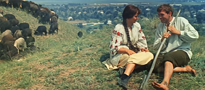 Из воспоминаний: "Местное население по кустам пряталось и готово было целый день смотреть бесплатный концерт, который устраивали артисты"