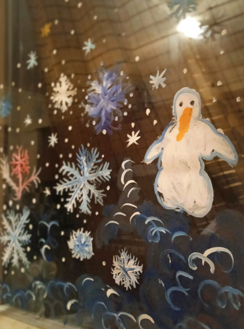 Тем более, что снеговика и немножко "приличных" снежинок мы с Фомой все-таки нарисовали... Ну, как смогли. 