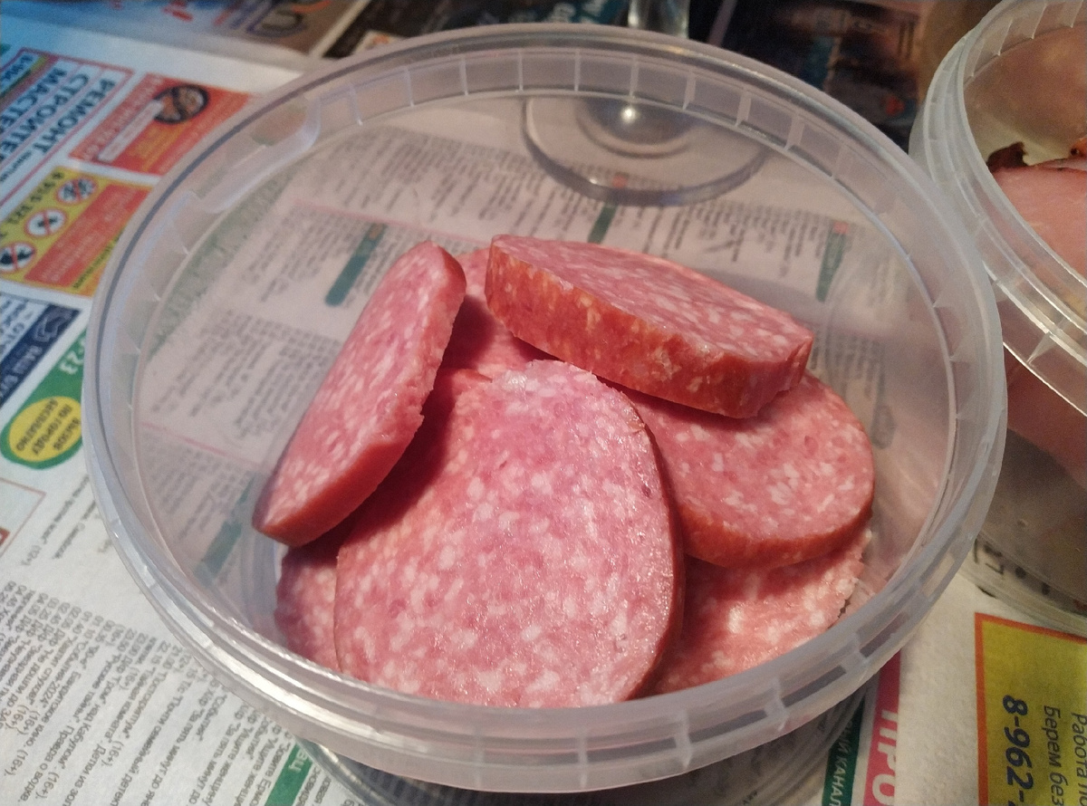 Сервелатик оказался так себе. Вроде, ничего в нем неприятного нет, но и вкус тоже практически отсутствует. Думаю, что даже формат бутера с маслом его не спасет.  Попробую поджарить. Но, вообще, второй раз такое не возьму.