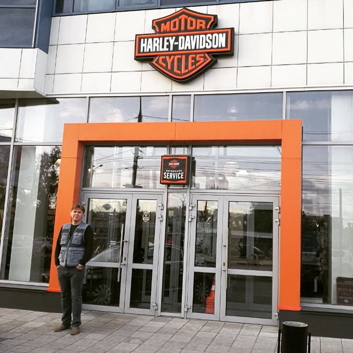 Мотосалон официального дилера компании "Харлей Дэвидсон" (США). Фото из личного архива автора, © 2019 год
